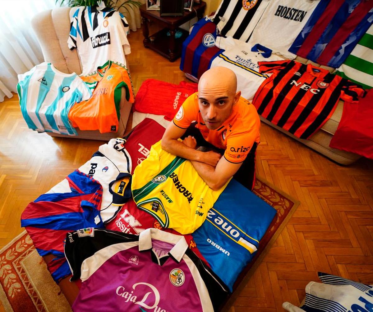 El salmantino Javier Calvo con parte de su colección de camisetas de fútbol