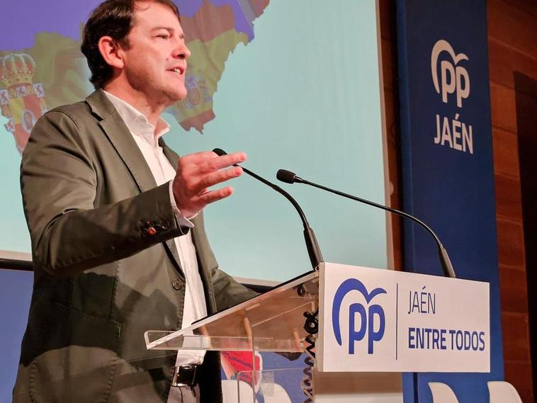 Mañueco reconoce que le dio ‘mucha envidia’ la mayoría absoluta de Moreno Bonilla en Andalucía