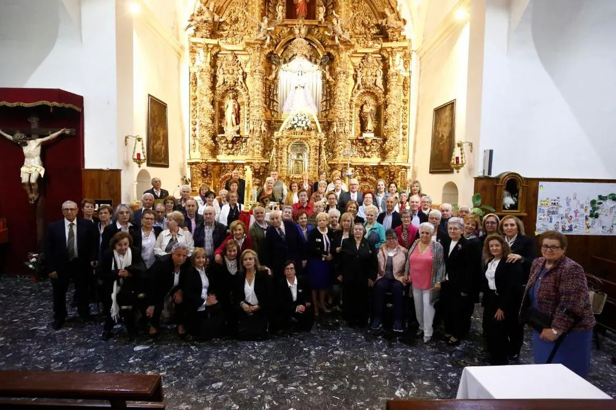 Miembros de la Asociación de Mayores del barrio de Tejares en la misa inaugural.