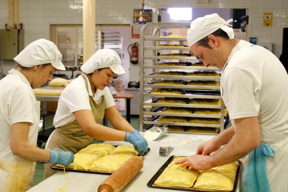 Los trabajadores de un obrador terminando algunos encargos.