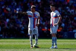 Raphina y Lewandowski sobre el terreno de juego.