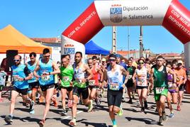 Momento de la salida de los corredores de la prueba absoluta del VIII Cross de Aldeatejada. EÑE