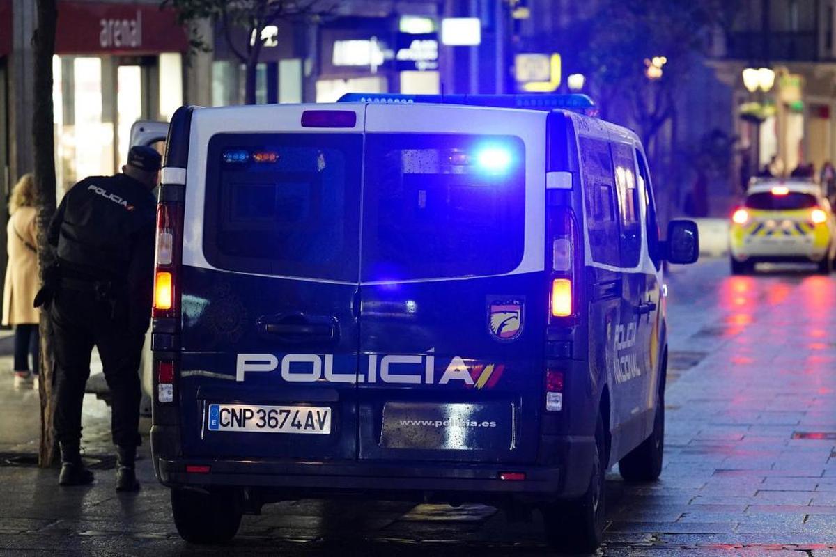 Un furgón de la Policía en la calle Toro