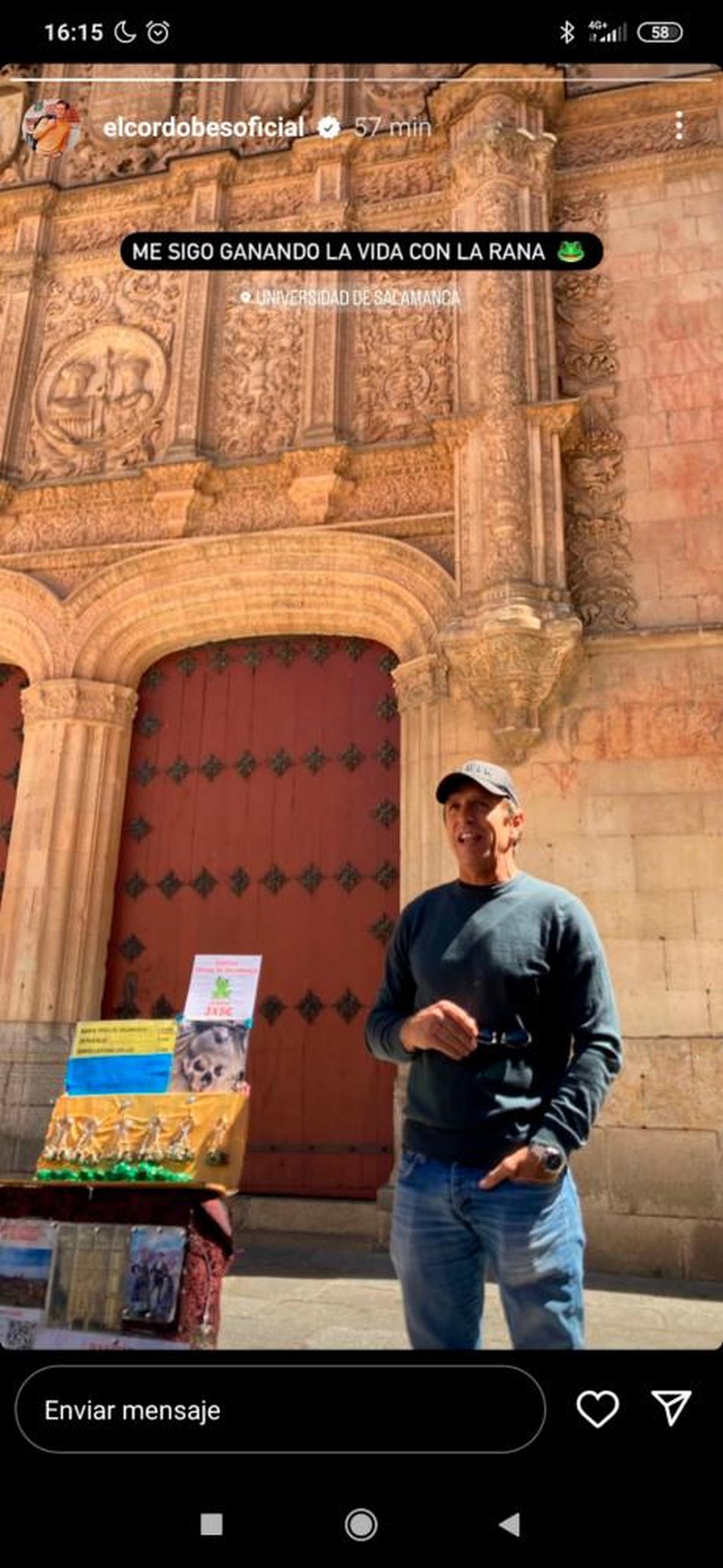 El Cordobés bromea frente a la rana de la Universidad de Salamanca