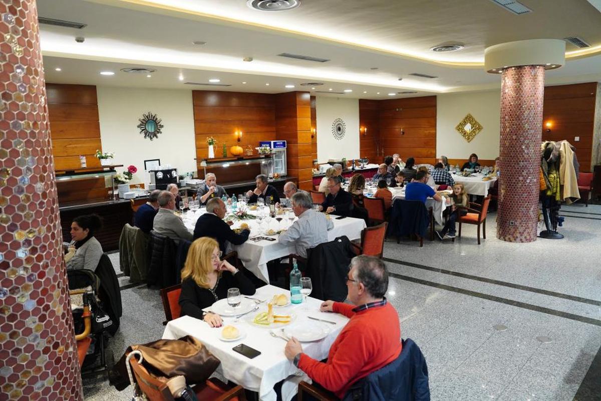 Algunos salmantinos comiendo en uno de los restaurantes de la capital.