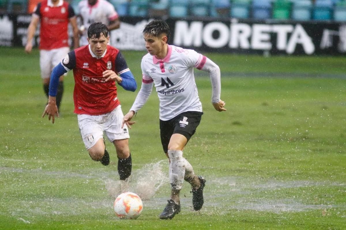 Alberto Martín, empapado tras Franco, en el choque de ida en el estadio Helmántico defendiendo los colores del Real Ávila