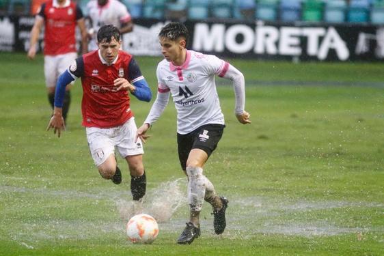 Alberto Martín, empapado tras Franco, en el choque de ida en el estadio Helmántico defendiendo los colores del Real Ávila