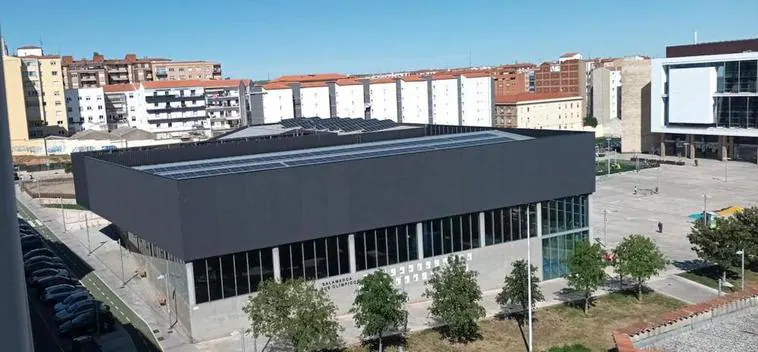 Placas solares en el tejado del Centro Municipal Integrado Julián Sánchez el Charro de Salamanca.
