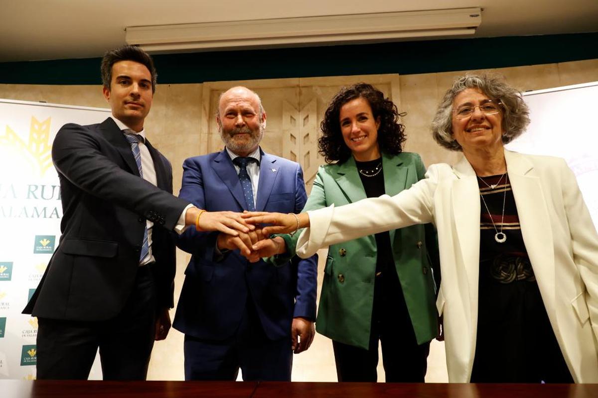 Carlos García, Ernesto Moronta, María Engracia Pérez e Isabel Martín Arija, durante la firma del convenio