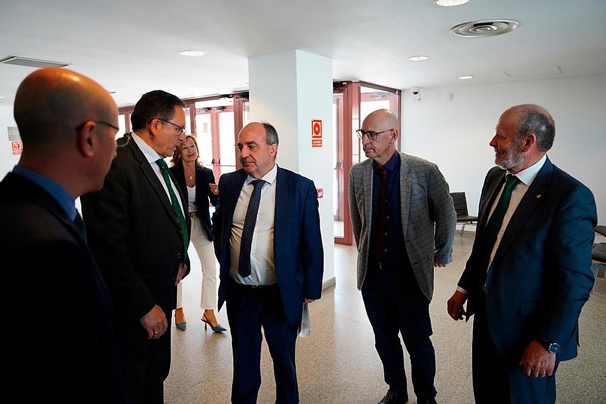 Pedro Medina, en el centro, con representantes de Caja Rural, entre ellos, su presidente, Ernesto Moronta