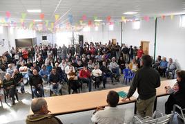 Propietarios de dehesas y montes y cortacinos durante la reunión celebrada ayer en Espeja