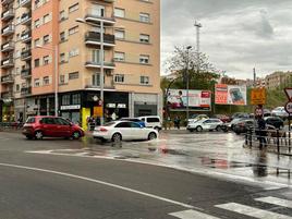 El agua inunda el paseo de la Estación por un reventón