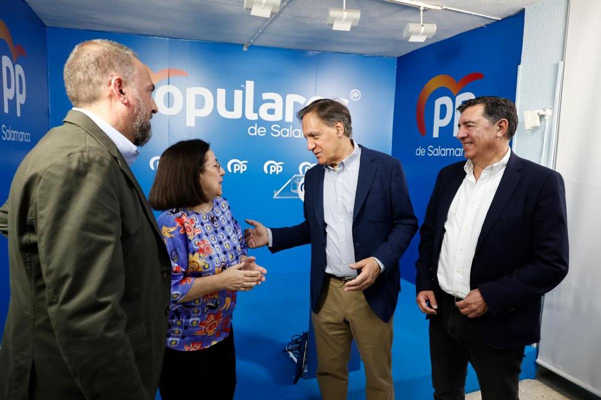 Bienvenido de Arriba, María Jesús Moro, Carlos García Carbayo y José Antonio Bermúdez de Castro, en la sede del PP.