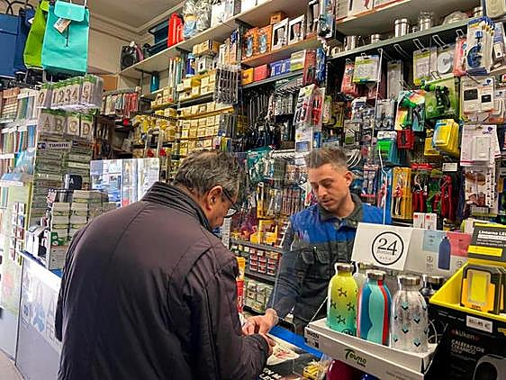 El ferretero Óscar García atiende a un cliente en su negocio