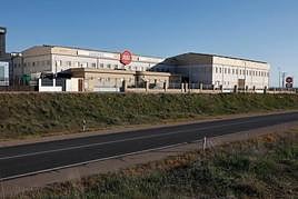 Vista general del edificio en el polígono de Castellanos de Moriscos