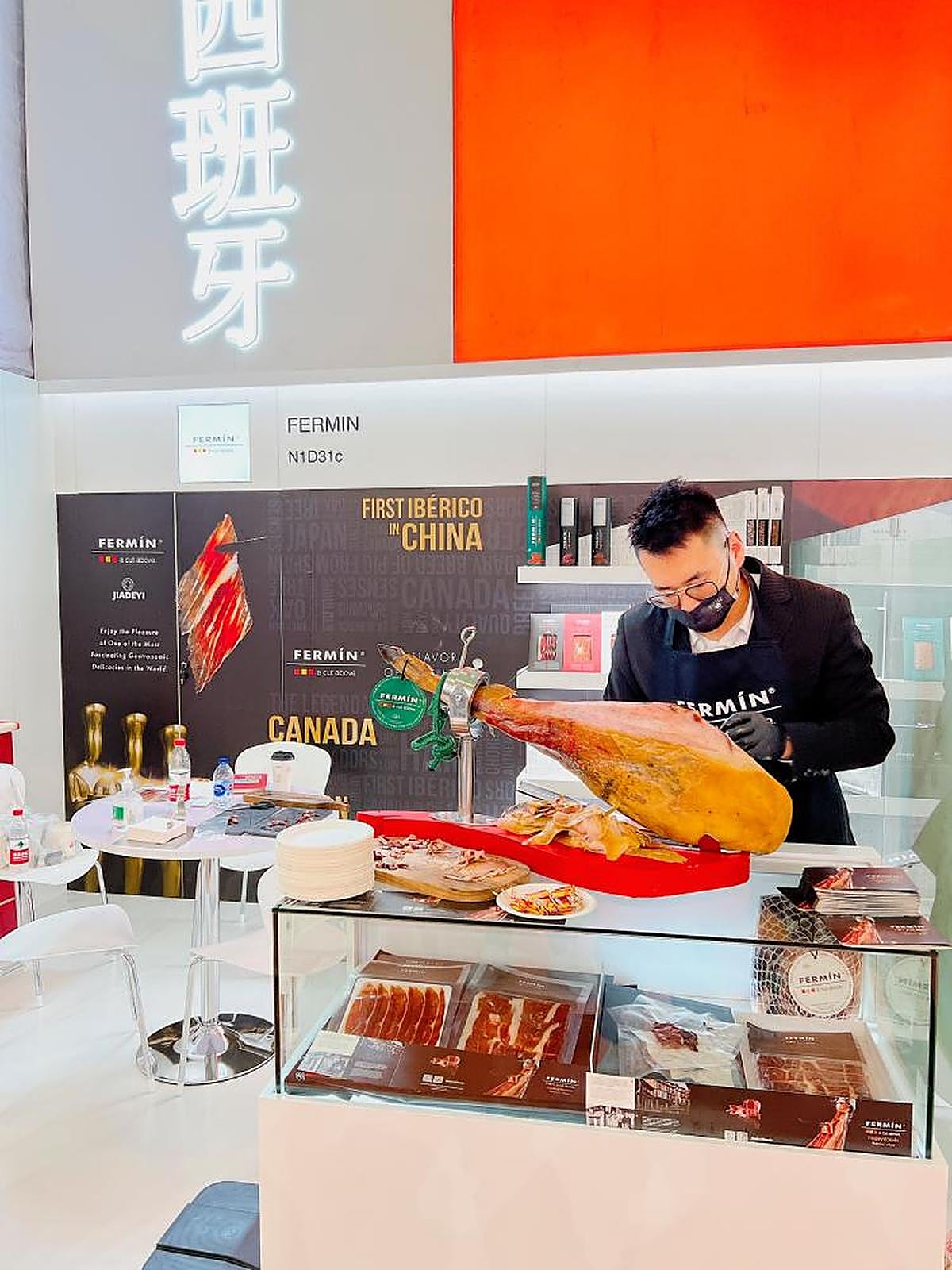 Estand de Embutidos y Jamones Fermín en la Feria de Shanghai