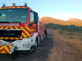 Imagen de un camión de los bomberos suministrando agua en un municipio de la provincia de Salamanca