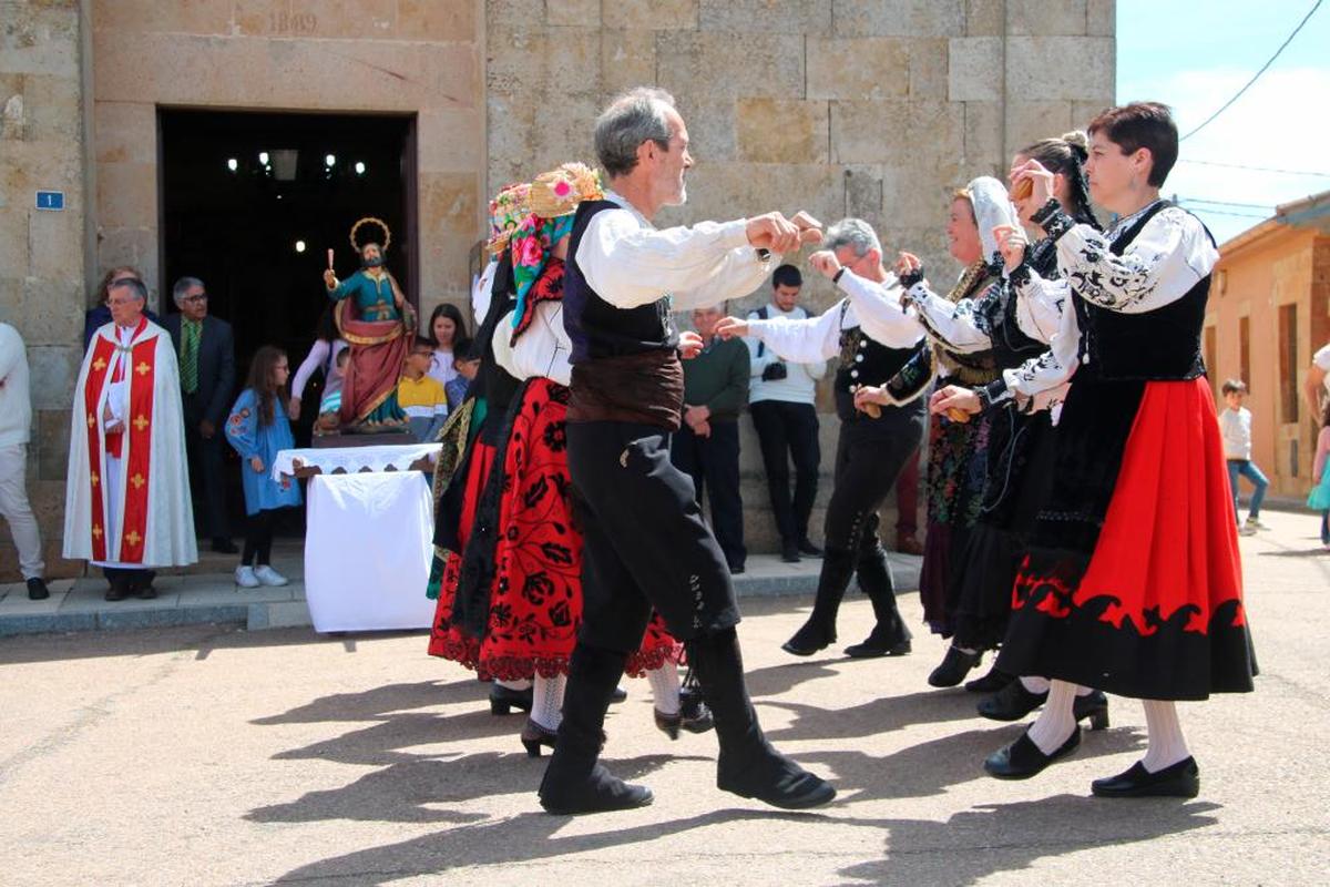 El grupo de bailes charros de la localidad, danzando ante la imagen de San Marcos