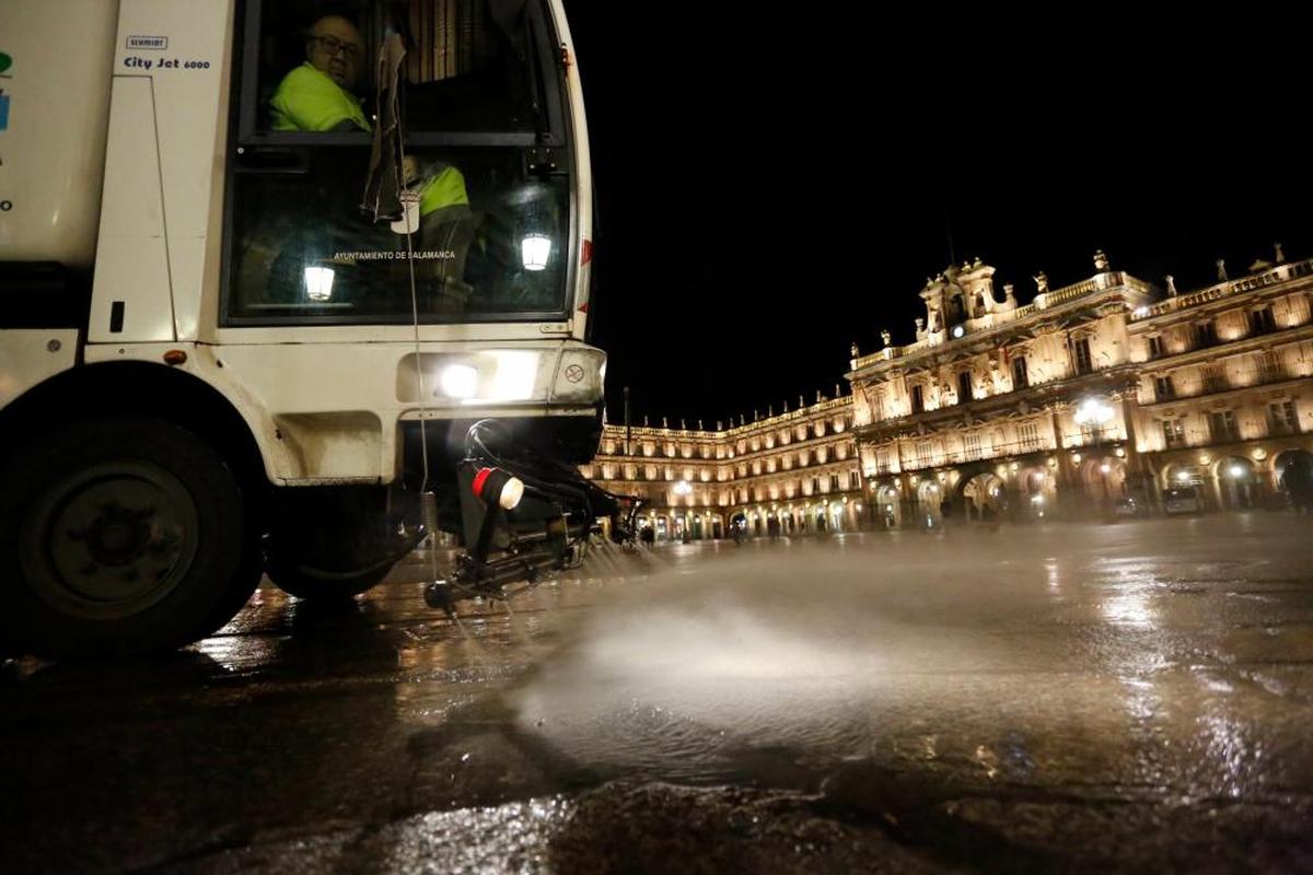 Un camión limpiando la Plaza Mayor