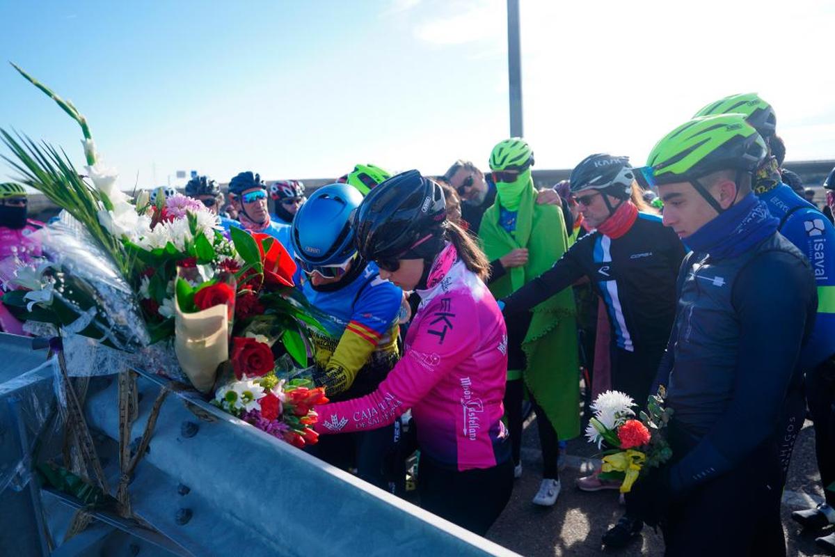 Homenaje a Estela Domínguez en el lugar de su atropello por un camión en la N-620