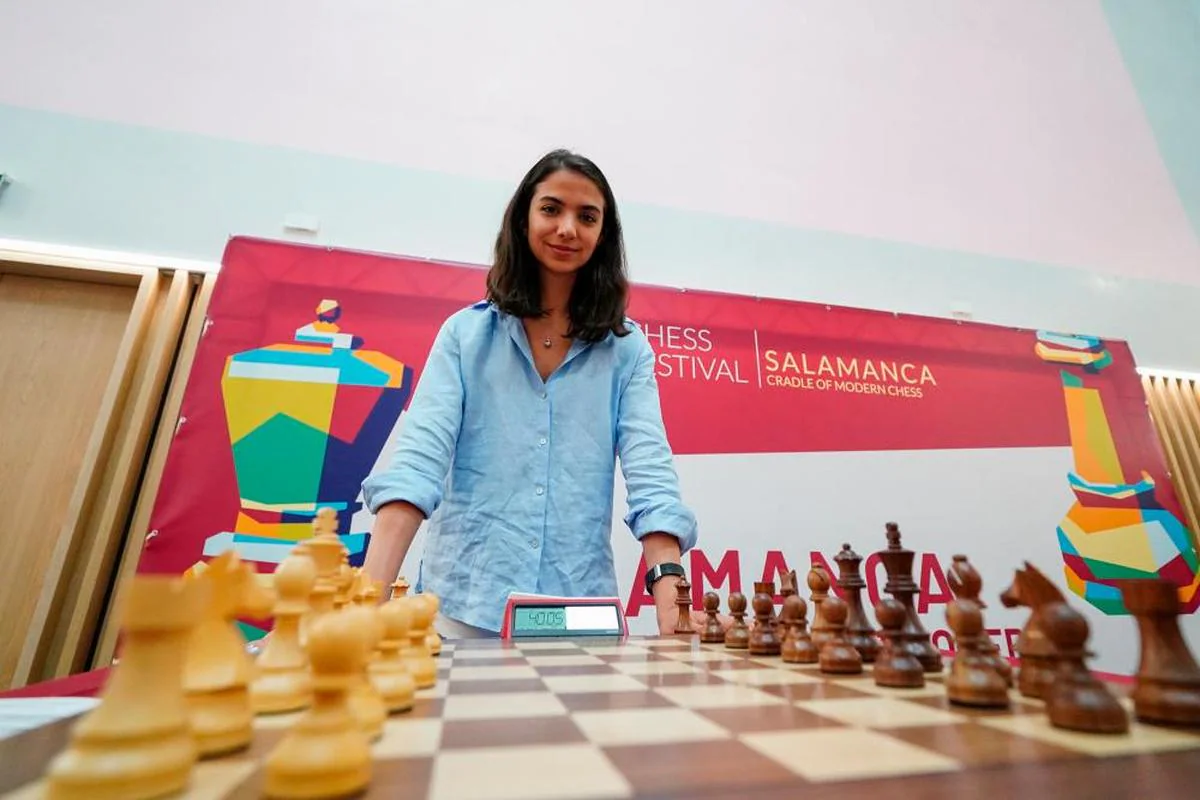 La ajedrecista iraní Sara Khadem ayer en el inicio del VI Festival de Ajedrez.