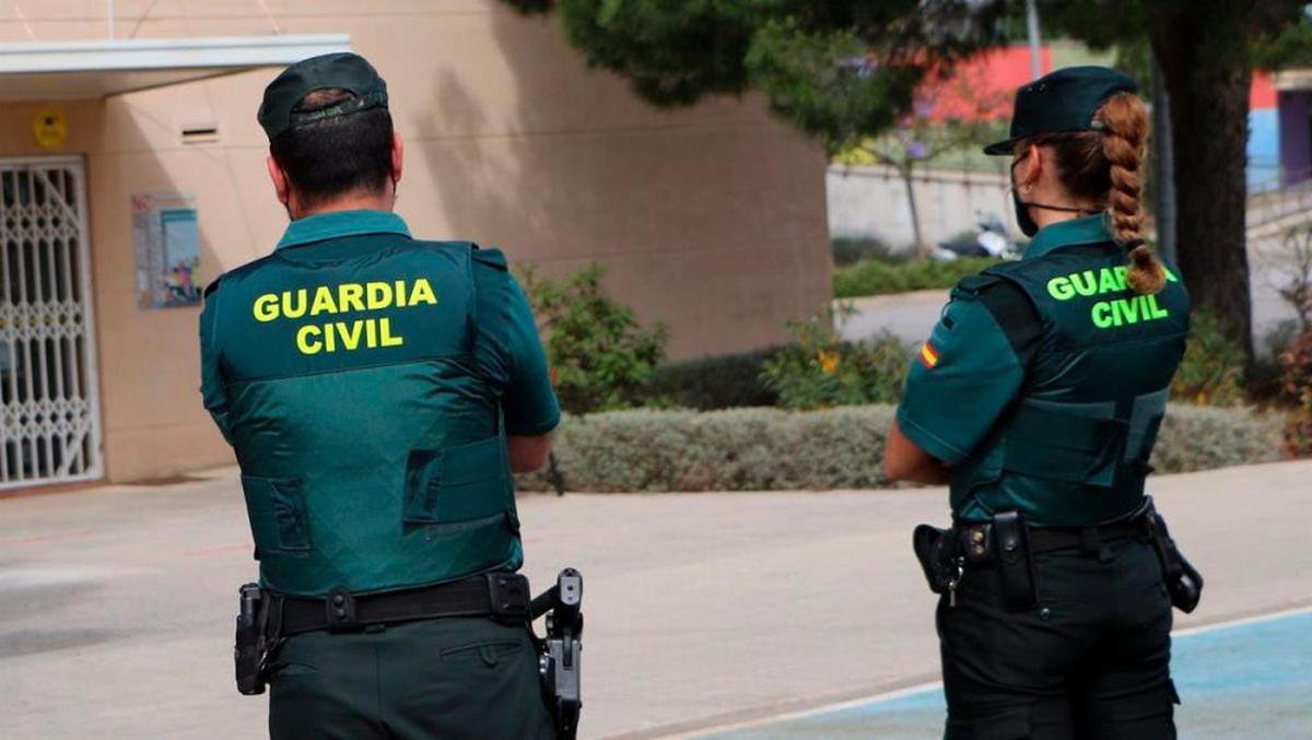 Dos agentes de la Guardia Civil, encargados del caso.