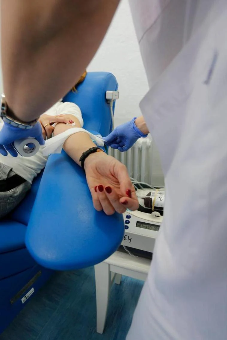Una persona realiza una donación de sangre.