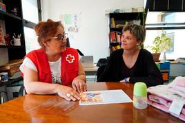 La responsable del programa de acogimiento familiar, Elena Pulido, junto a T. B. G., madre de acogida.