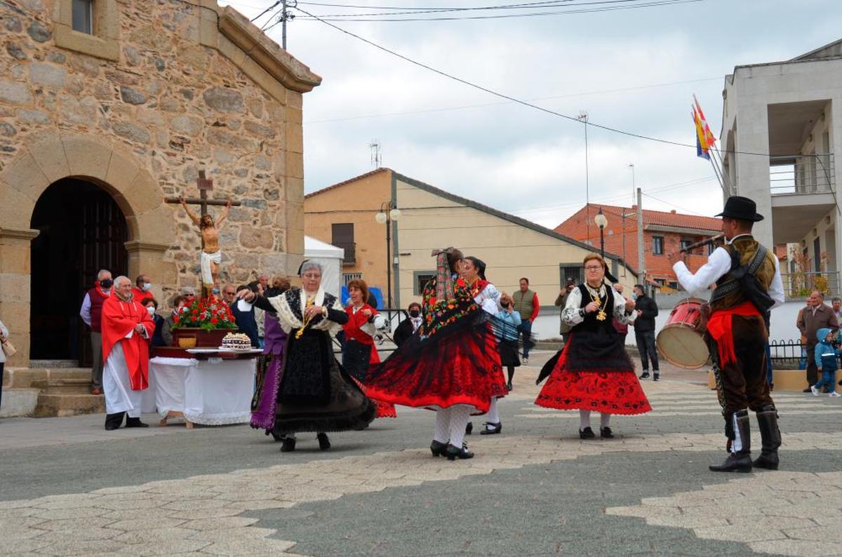 Bailes populares durante la subasta de la rosca de la Santa Cruz.