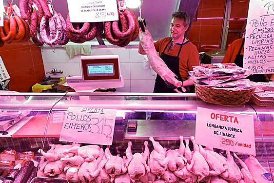 Cordero en una de las carnicerías del mercado.