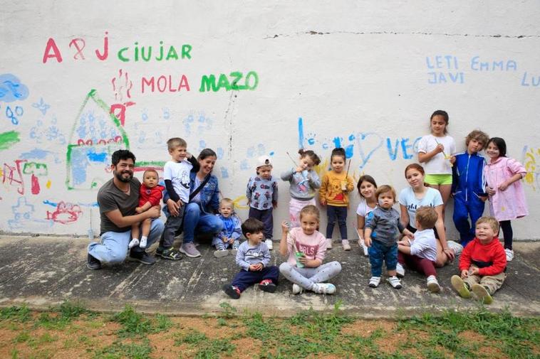 Pintores con chupete colorean Ciudad Jardín