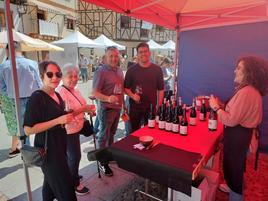 Vecinos y visitantes disfrutan de la Feria Enoturística de San Esteban de la Sierra.