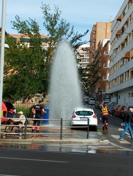 Revisión de un hidrante de agua en el Paseo de la Estación.