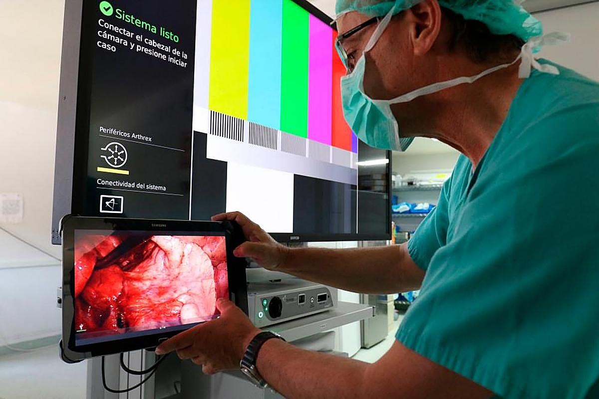 Un especialista configura el monitor antes de una cirugía de pulmón