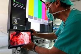 Un especialista configura el monitor antes de una cirugía de pulmón