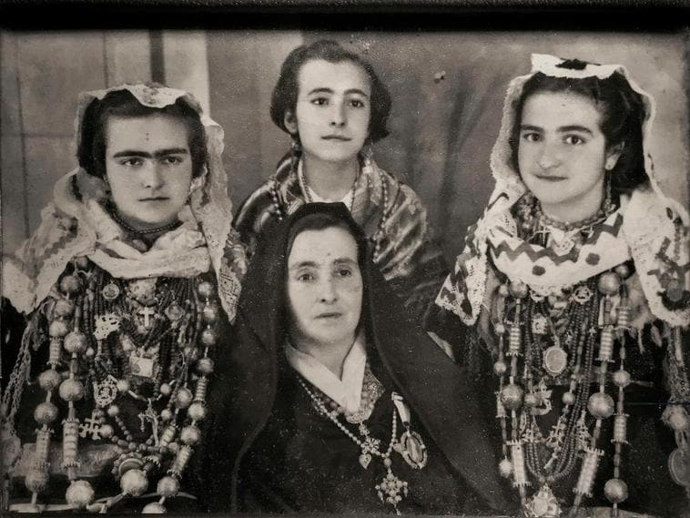 Lucía Pascual, en el centro, con sus tres hijas fruto del matrimonio con Isidro Puerto