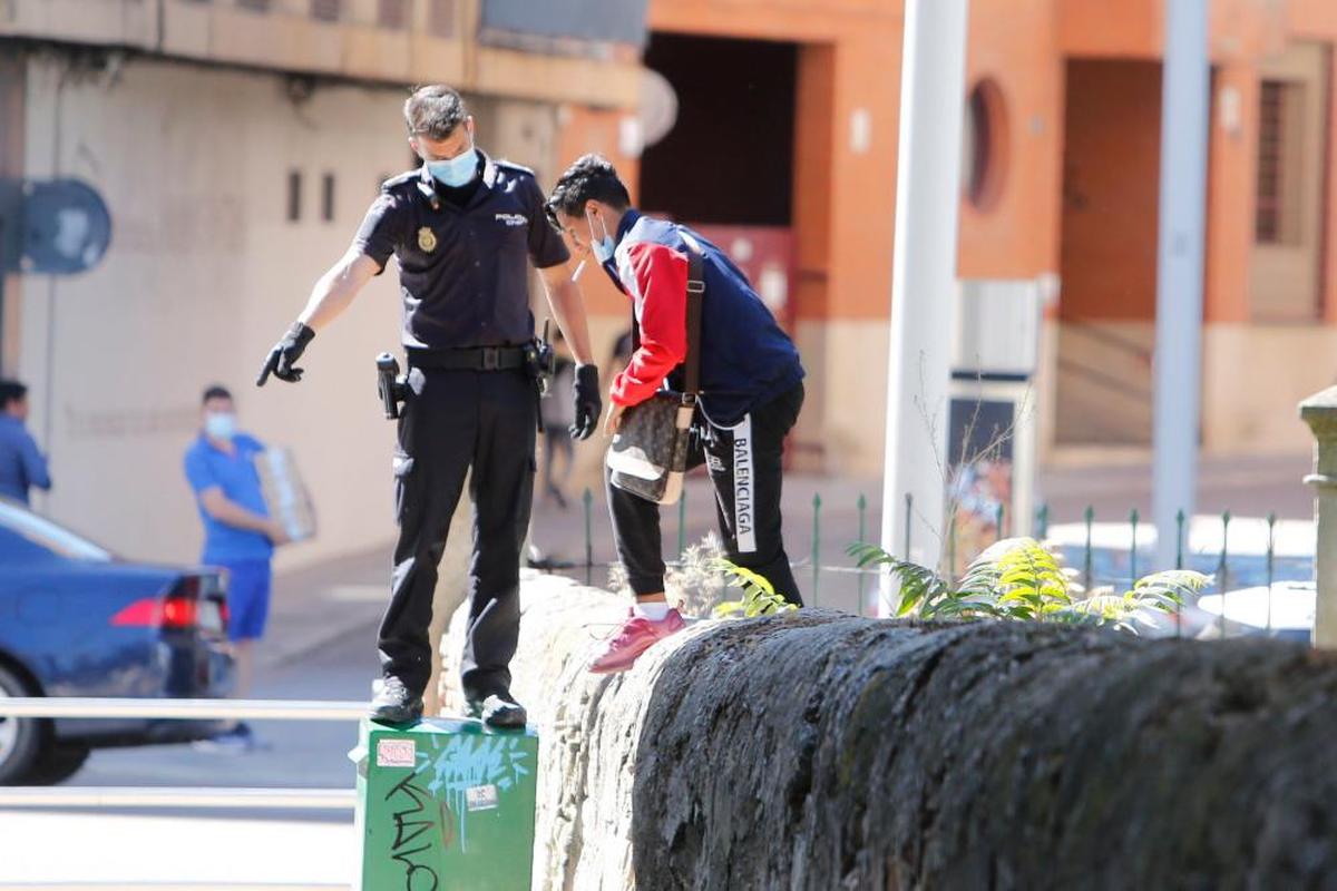 Un agente de la Policía Nacional, durante uno de los últimos desalojos del palacete del paseo de la Estación. ARCHIVO