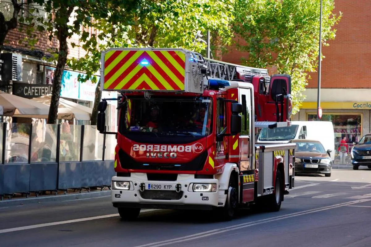 Los bomberos llevaron los botes de laca a una empresa de reciclaje