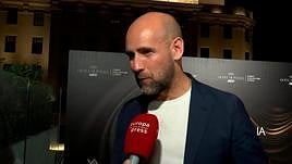 Gonzalo Miró contesta a la prensa en un evento de publicidad.