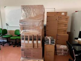 Los nuevos equipos informáticos para los escolares, en cajas en un centro educativo de Salamanca.