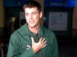 El actor Miguel Bernardeau contestando a la prensa.