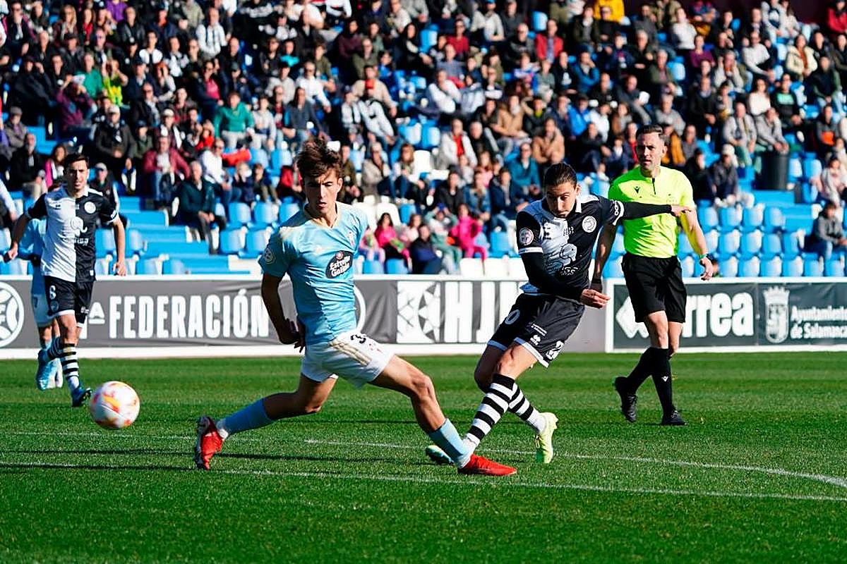 Raúl Beneit dispara a puerta en el partido contra el Celta B en el Reina Sofía.