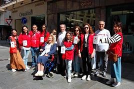 Los salmantinos demuestran su solidaridad en el Día de la Banderita de Cruz Roja.