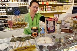 Puesto de productos envasados del mercado