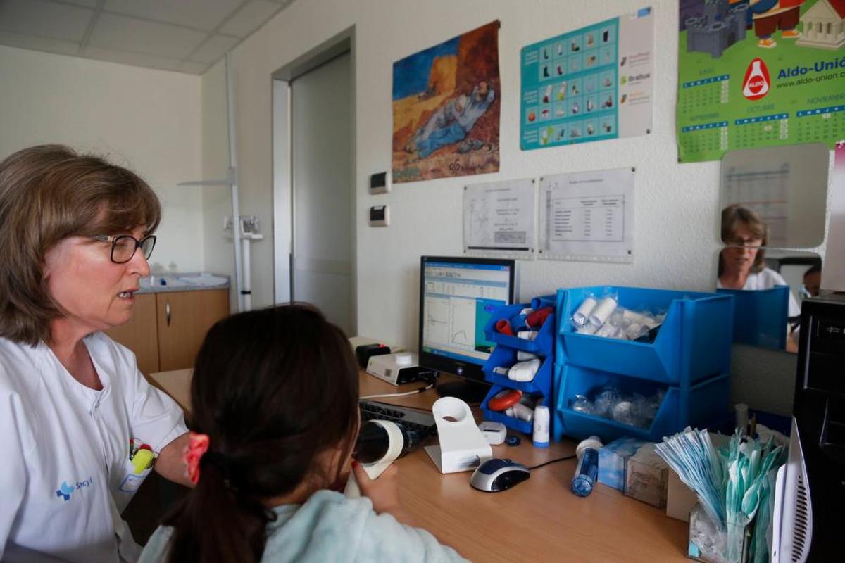 Una niña se somete a una espirometría en el Hospital Virgen de la Vega