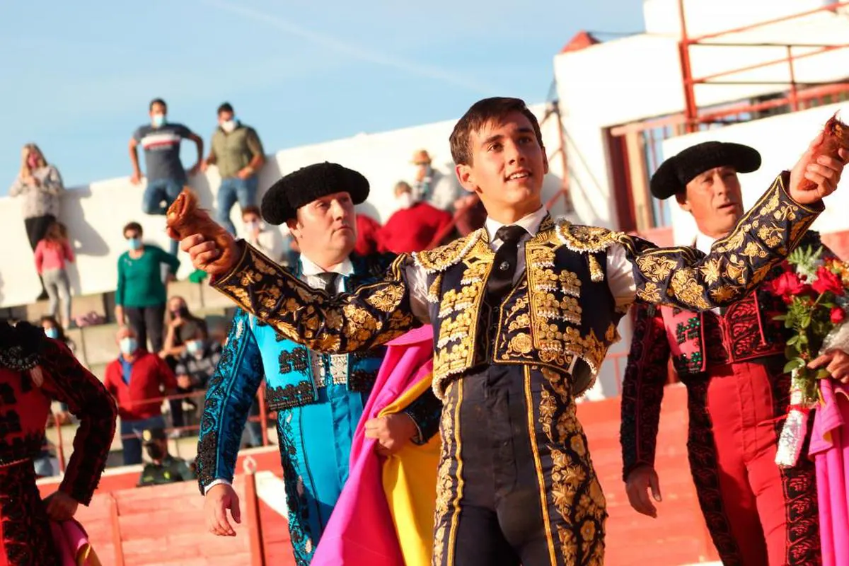 Ismael Martín en una vuelta al ruedo con los trofeos de su novillo