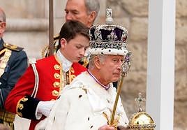 Carlos III tras ser coronado como rey de Inglaterra