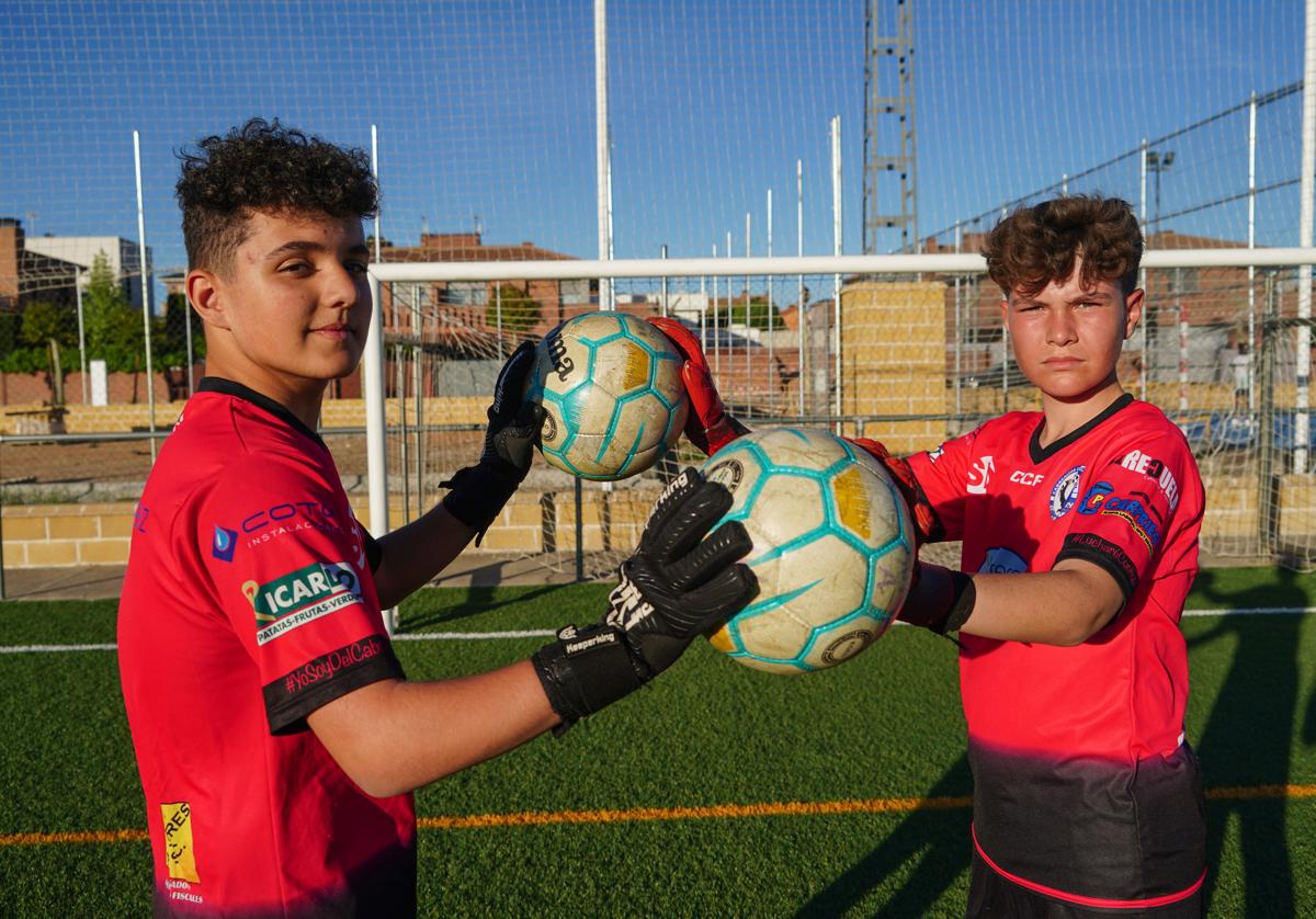 Álex y Mario, porteros del Cabrerizos infantil, haciendo un ejercicio con las manos durante un entrenamiento en el Vicente del Bosque.