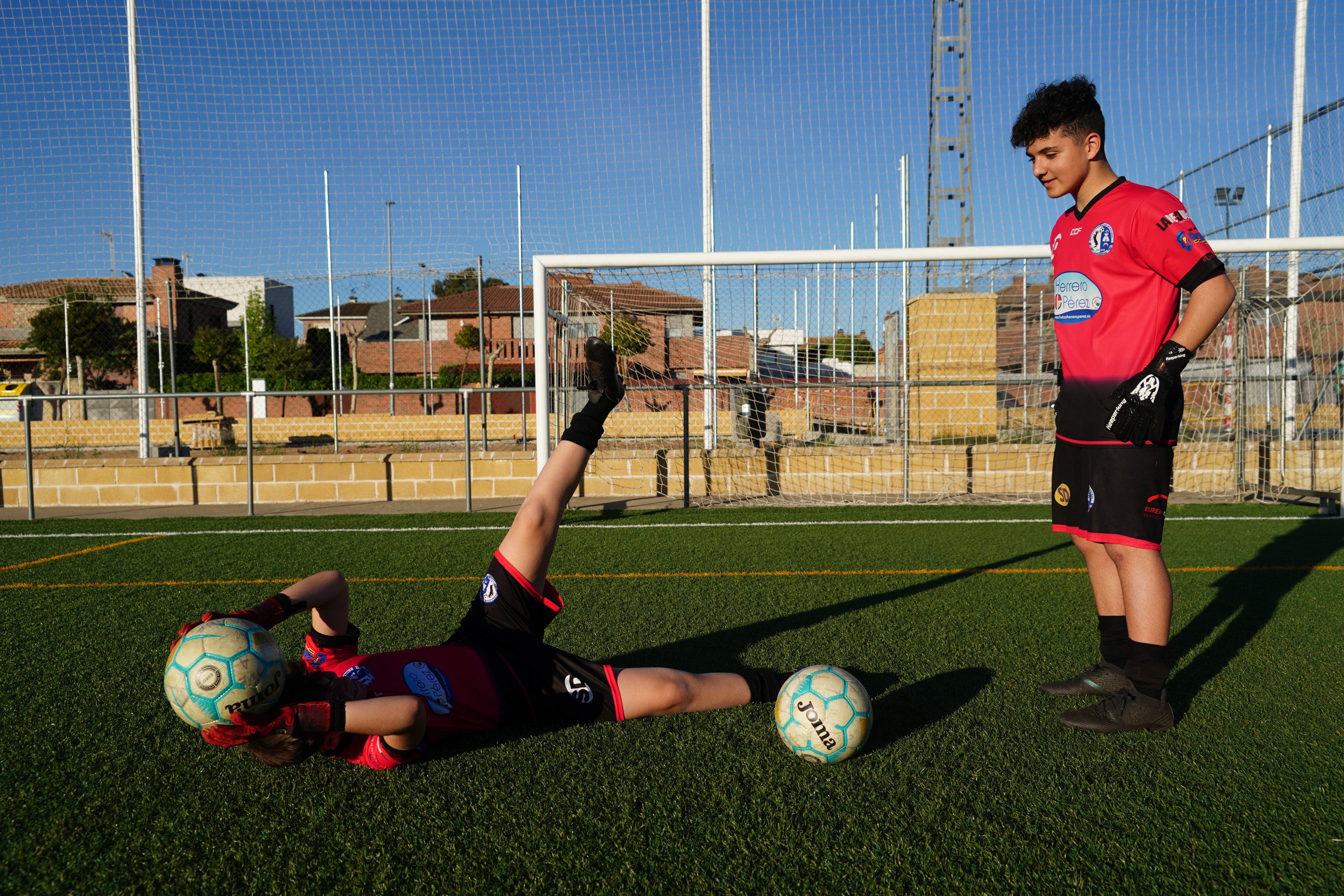 Imagen principal - Álex y Marcos, los porteros del Cabrerizos que superan a Ter Stegen