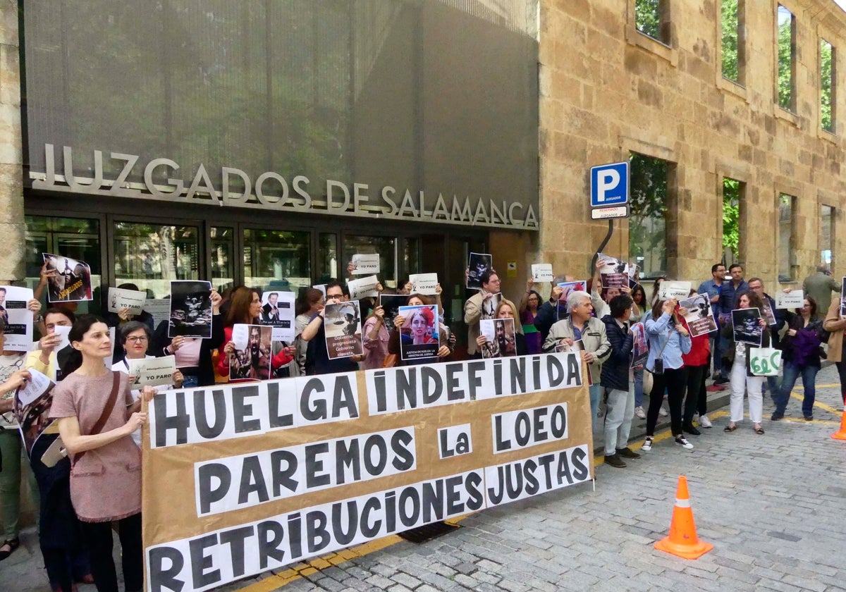 Concentración de los funcionarios de Justicia a las puertas de los juzgados de la plaza de Colón.